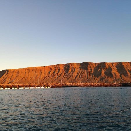 Magnifico Barco En La Graciosa 호텔 칼레타 데 세보 외부 사진