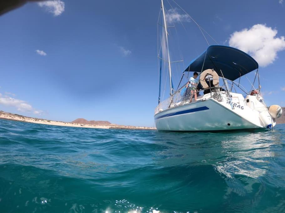 Magnifico Barco En La Graciosa 호텔 칼레타 데 세보 외부 사진