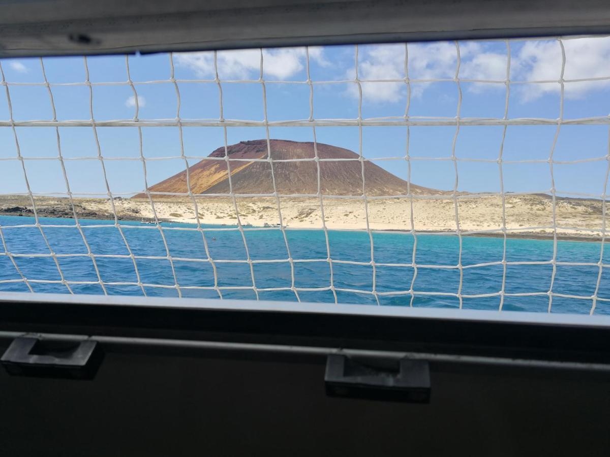 Magnifico Barco En La Graciosa 호텔 칼레타 데 세보 외부 사진