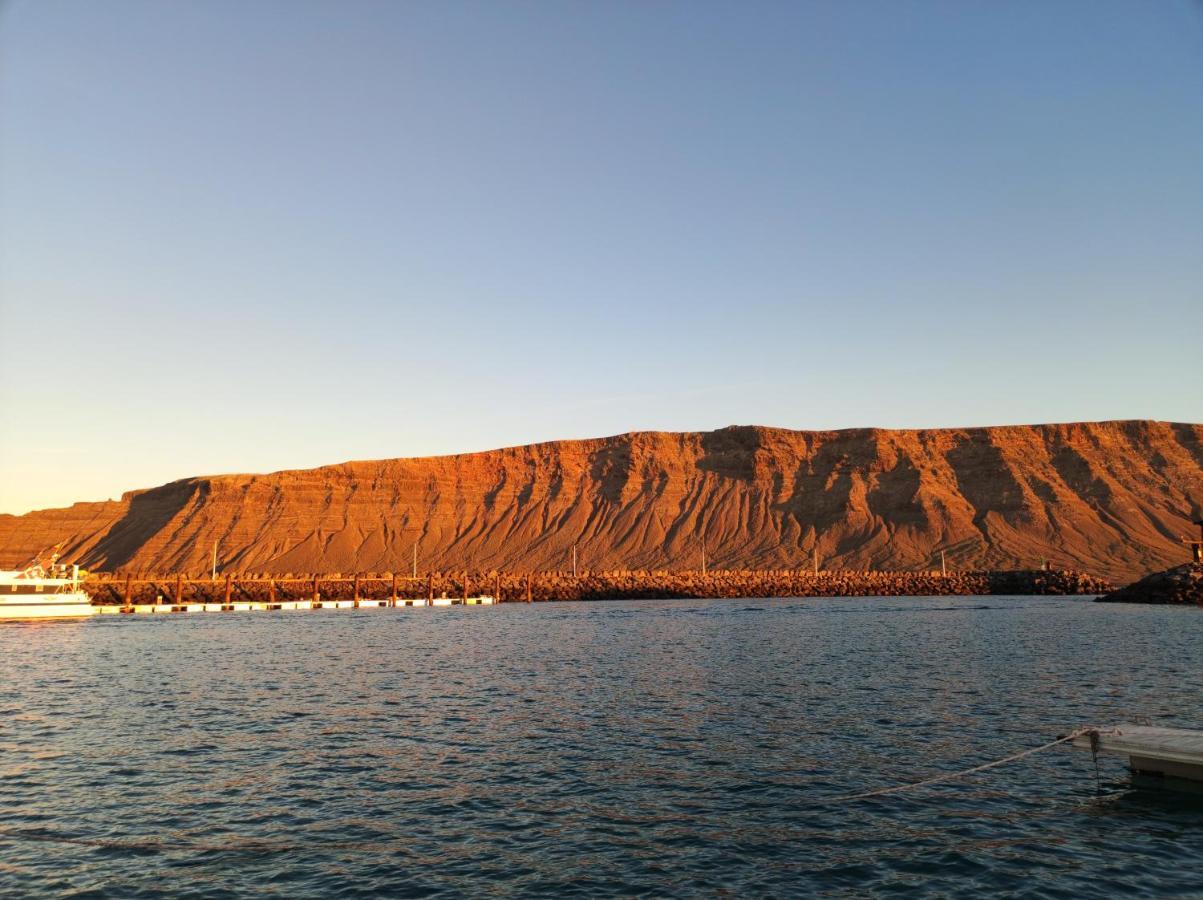Magnifico Barco En La Graciosa 호텔 칼레타 데 세보 외부 사진